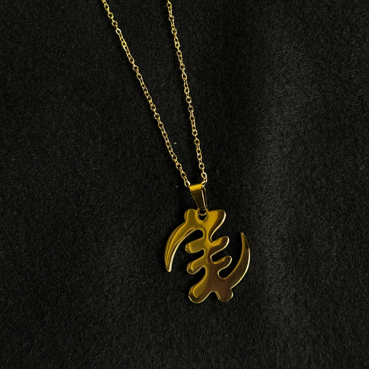 Collier Pendentif Africaniste Avec Idole - Signé Scooter Paris, En Résine Dorée - Occasion