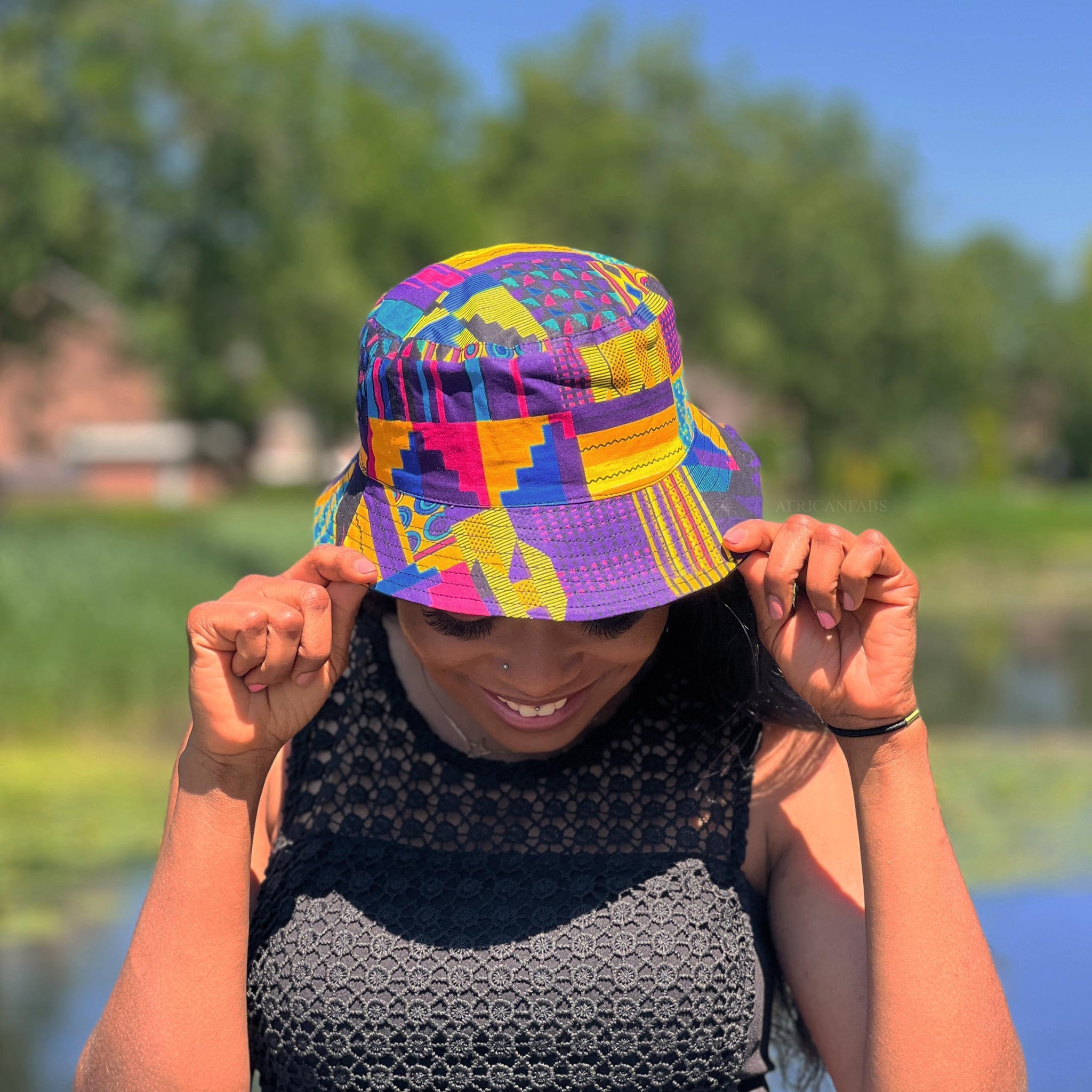 Chapeau bob / Bucket hat imprimé africain - Multi-couleurs Kente violet - tailles enfants et adultes (Unisexe)