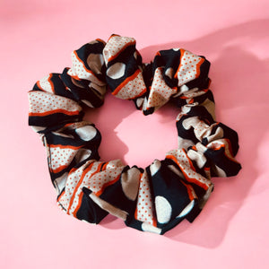 Beau scrunchie en soie blanche isolé sur un fond transparent | PSD Beau scrunchie en soie blanche isolé sur un fond transparent | PSD