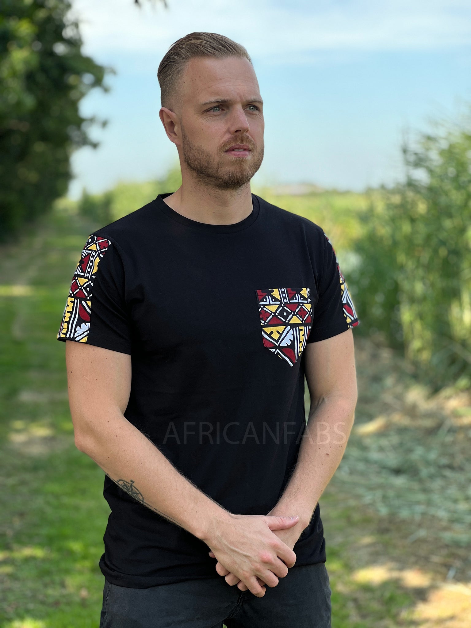 T-shirt avec détails d'imprimés africains - manches bogolan rouge châtaigne et poche poitrine