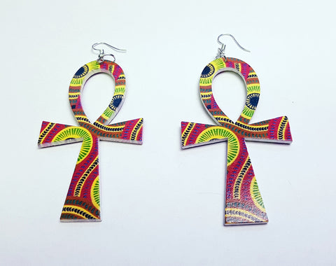 Boucles d'oreilles africaines en bois en forme d'ankh avec impression - Jaune / Rose