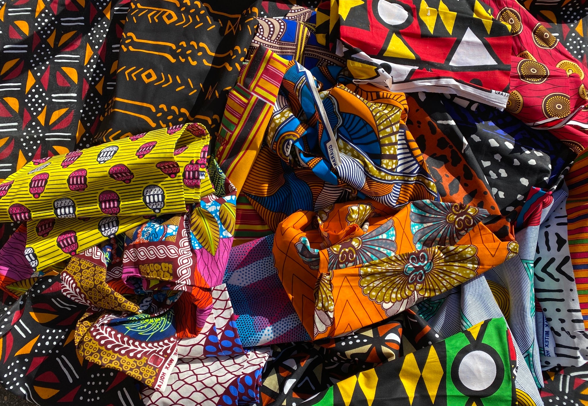 Lot de yards de tissus africains mélangés motifs différents